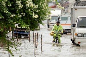 Συγκλονιστικές εικόνες από τον τυφώνα Ραγκάσα που πλήττει τις Φιλιππίνες και το Χονγκ Κονγκ – Έκλεισαν σχολεία και επιχειρήσεις