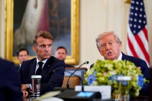 Τραμπ κατά Μακρόν: «Ακόμα αναρρώνει από το χτύπημα της Μπριζίτ στο σαγόνι»