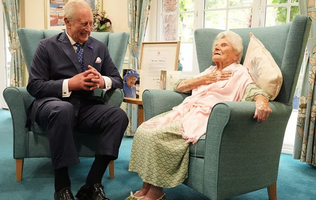 Ο βασιλιάς Κάρολος συνάντησε την γηραιότερη γυναίκα του κόσμου - «Όλες ήμασταν ερωτευμένες μαζί του»