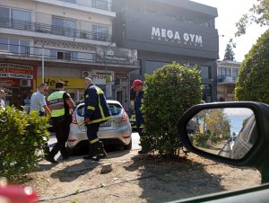 Τροχαίο στην Αγία Παρασκευή: Σύγκρουση ΙΧ με λεωφορείο – Κυκλοφοριακό κομφούζιο (φωτογραφίες)