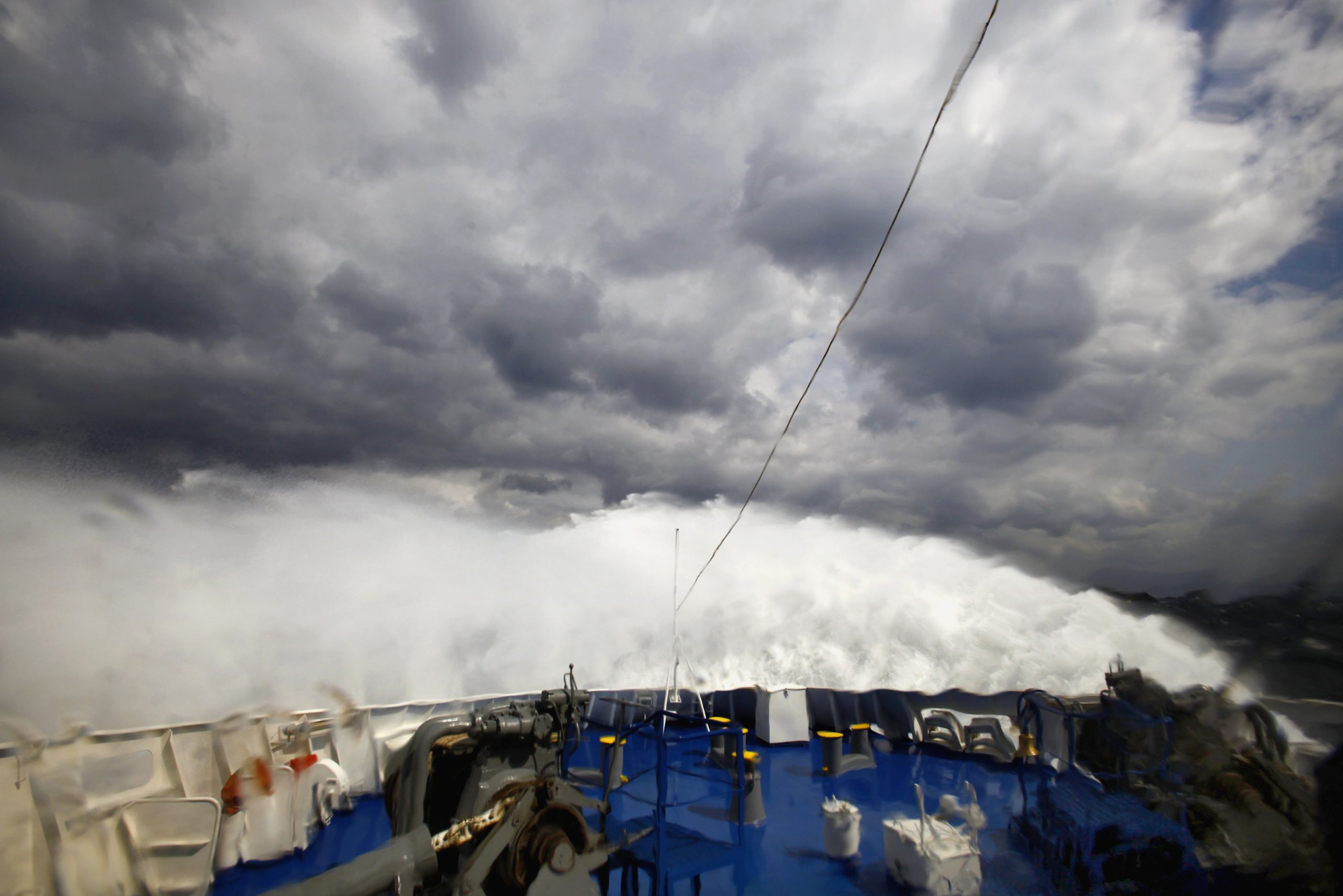 Με την πλώρη μέσα στα κύματα: Το απαγορευτικό πιάνει εν πλω τo Blue Star Naxos (βίντεο)