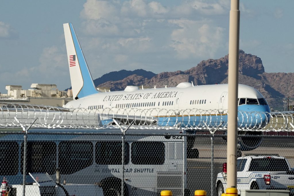 Το ηχητικό ντοκουμέντο με τις προειδοποιήσεις προς το αεροσκάφος που πλησίασε το Air Force One του Τραμπ