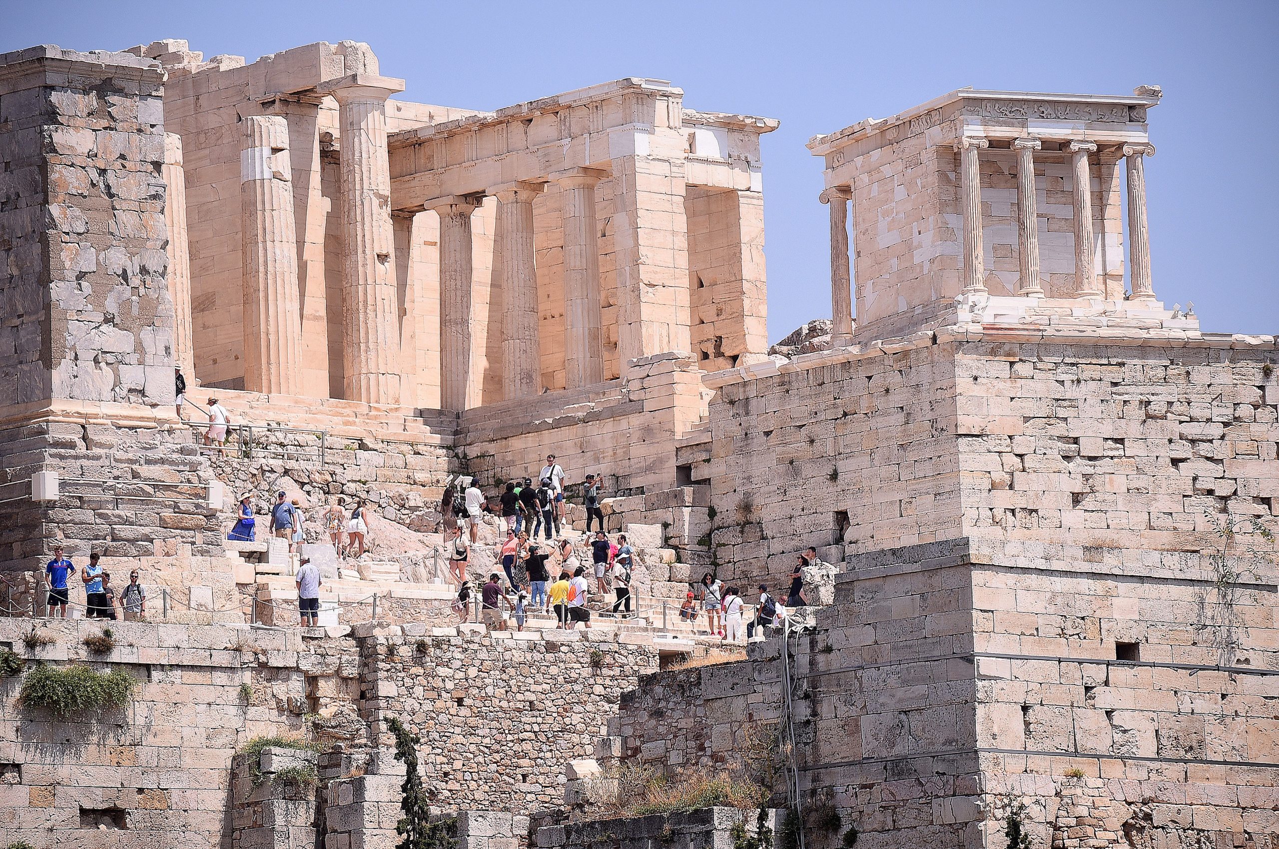 Περισσότεροι τουρίστες με πιο γεμάτα πορτοφόλια