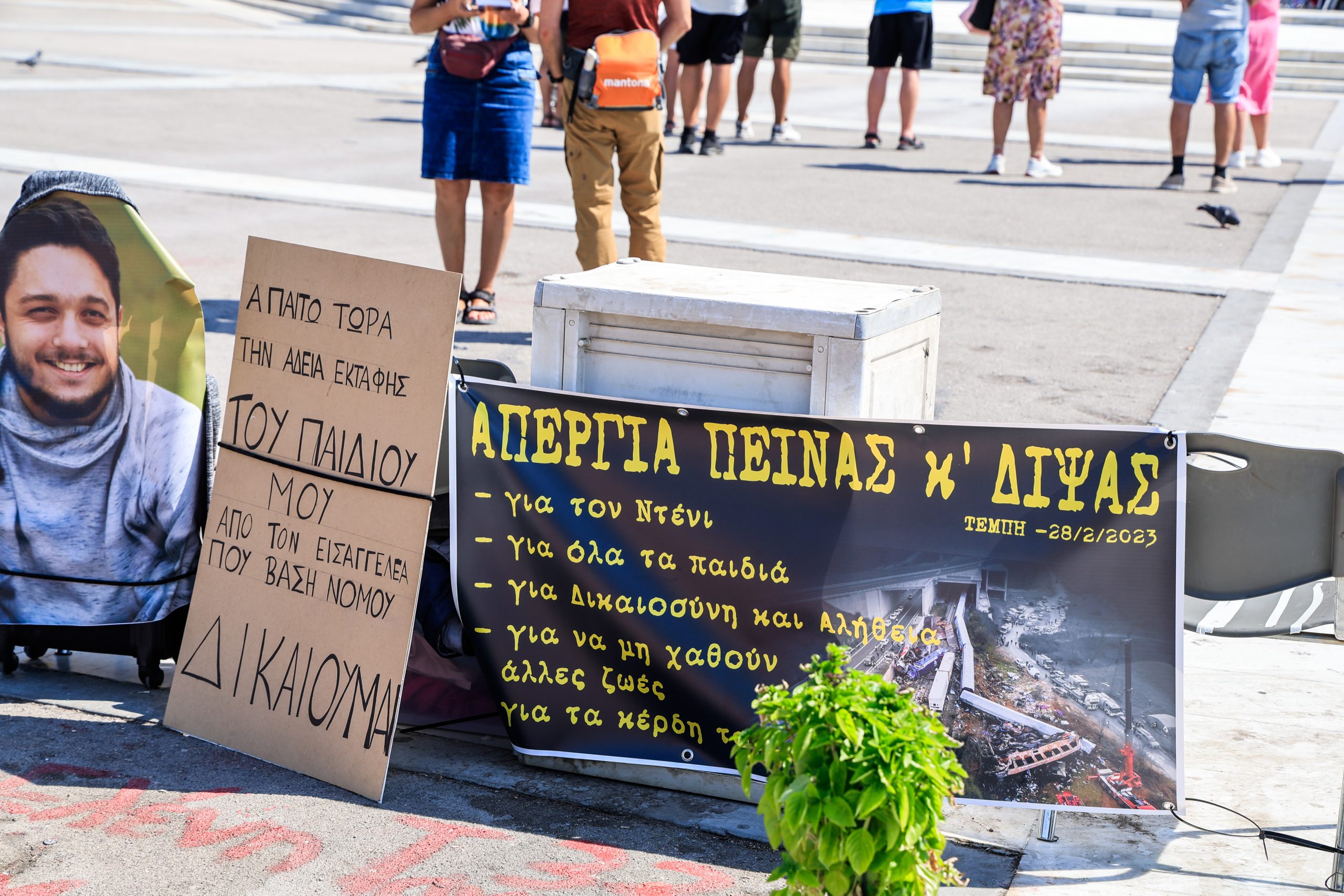 Τέμπη: Μετά την «υποτίμηση» ψάχνει εκτόνωση το Μαξίμου – Διευκρινίσεις για τα αιτήματα εκταφής