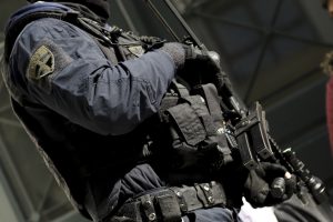 Αστυνομικός φέρεται να ξυλοκόπησε πολίτη γιατί τον πέρασε για «λαθρομετανάστη»