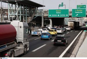Αττική Οδός: Σύγκρουση αυτοκινητάμαξας με φορτηγό – Κλειστές τρεις λωρίδες κυκλοφορίας