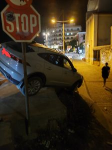 Ηράκλειο: Αυτοκίνητο κρεμόταν στο κενό μετά από λανθασμένο ελιγμό του οδηγού