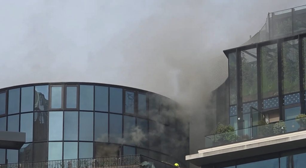 Λονδίνο: Πυρκαγιά ξέσπασε στο ιστορικό κτήριο του BBC – 100 πυροσβέστες στη μάχη