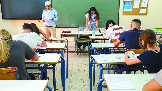 Μαθητές σε εξέταση αίθουσας