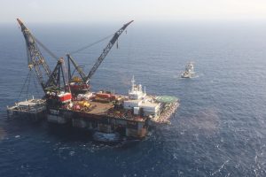 Αύριο η υπογραφή των συμβάσεων με Chevron-Helleniq Energy – Τα κρίσιμα ορόσημα και η νέα άνθηση των υδρογονανθράκων