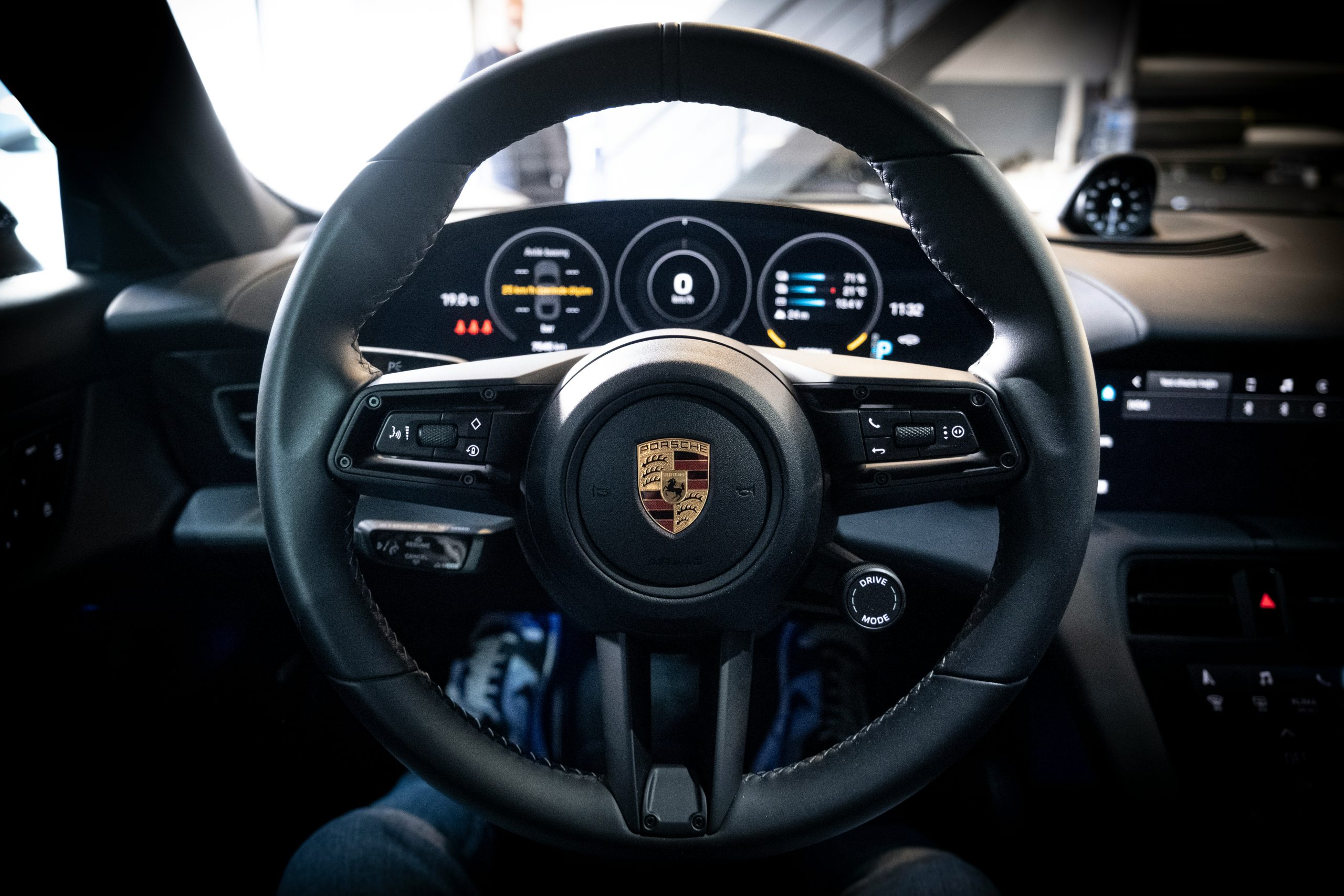 «Ηλεκτροσόκ» στην Porsche: Ζημιές 5,1 δισ. και στρατηγική αναδίπλωση