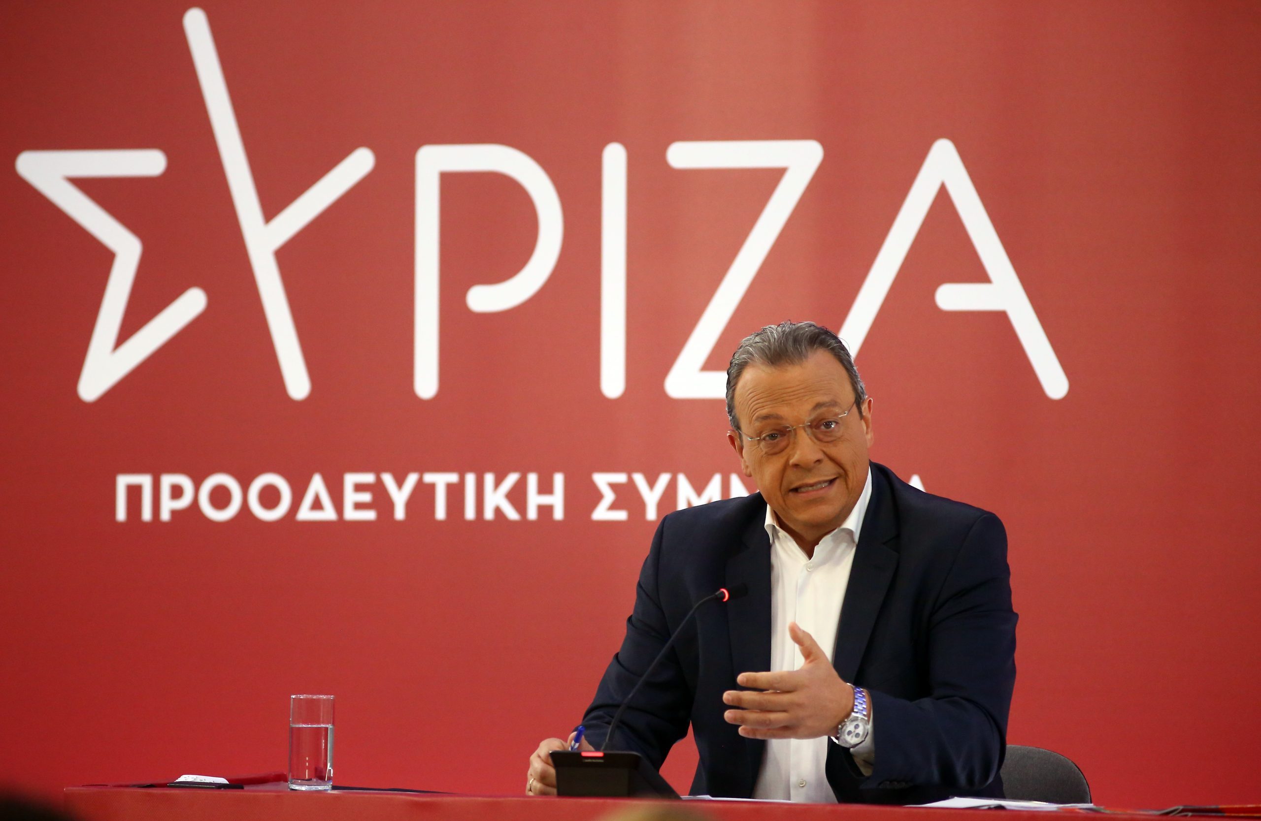 &Sigma;&omega;&kappa;&rho;ά&tau;&eta;&sigmaf; &Phi;ά&mu;&epsilon;&lambda;&lambda;&omicron;&sigmaf;: Έ&pi;&iota;&alpha;&sigma;&epsilon; &tau;&omicron; &mu;&iota;&kappa;&rho;ό&phi;&omega;&nu;&omicron; &kappa;&alpha;&iota; &tau;&rho;&alpha;&gamma;&omicron;ύ&delta;&eta;&sigma;&epsilon; &sigma;&tau;&eta;&nu; &kappa;&omicron;&pi;ή &tau;&eta;&sigmaf; &pi;ί&tau;&alpha;&sigmaf; &tau;&omicron;&upsilon; &Sigma;&Upsilon;&Rho;&Iota;&Zeta;&Alpha; (&beta;ί&nu;&tau;&epsilon;&omicron;)