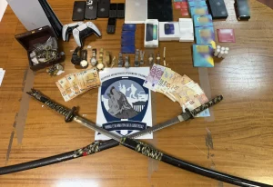 Εξαρθρώθηκε εγκληματική οργάνωση που διέπραττε κλοπές και απάτες σε οικίες ηλικιωμένων