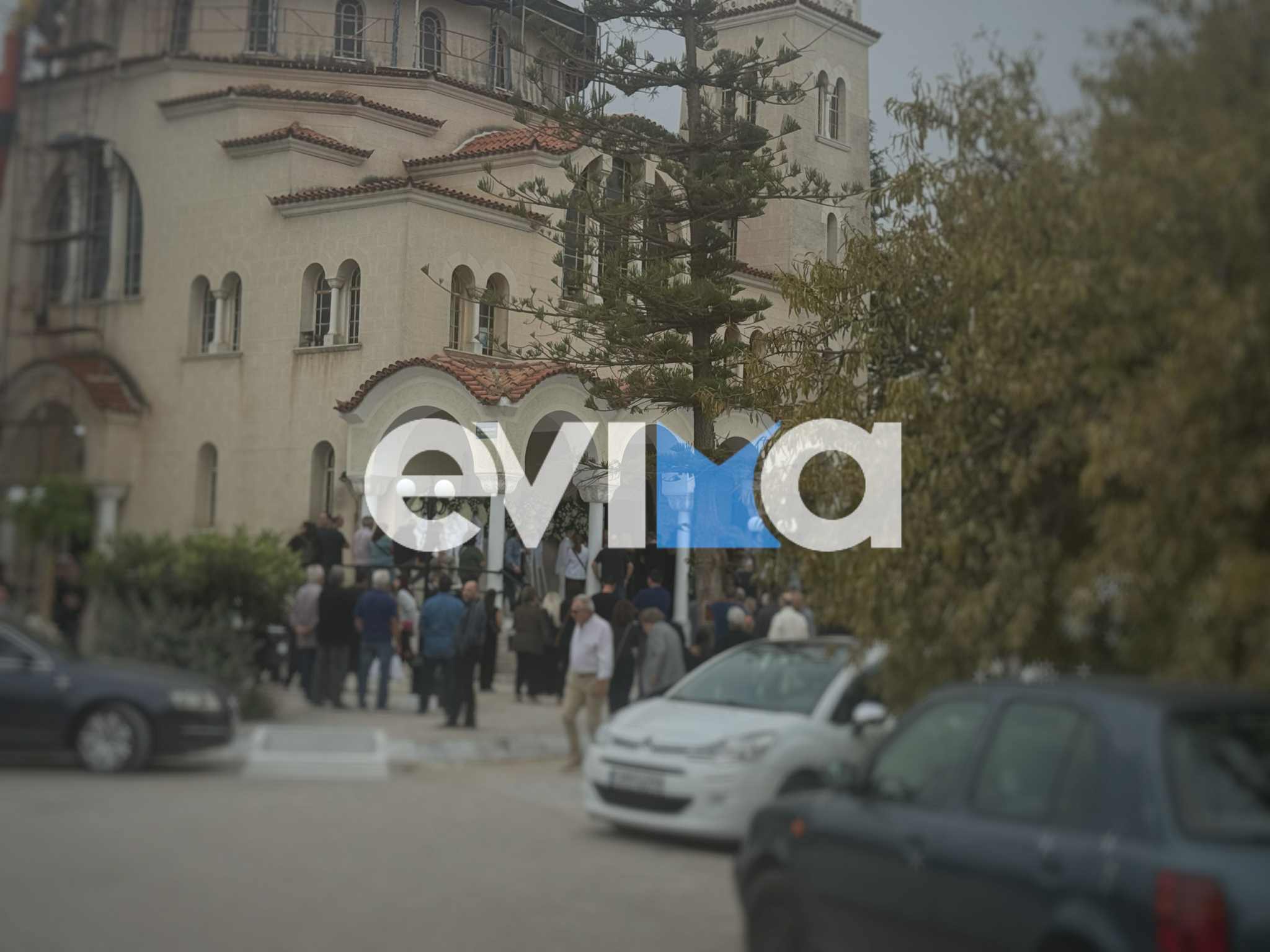 Εύβοια: Σπαρακτικές στιγμές στην κηδεία του 20χρονου ναυτικού που συνεθλίβη από πόρτα πλοίου