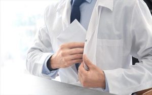 Αναστολή καθηκόντων και ΕΔΕ για τον αναισθησιολόγο που ζήτησε φακελάκι από ασθενή
