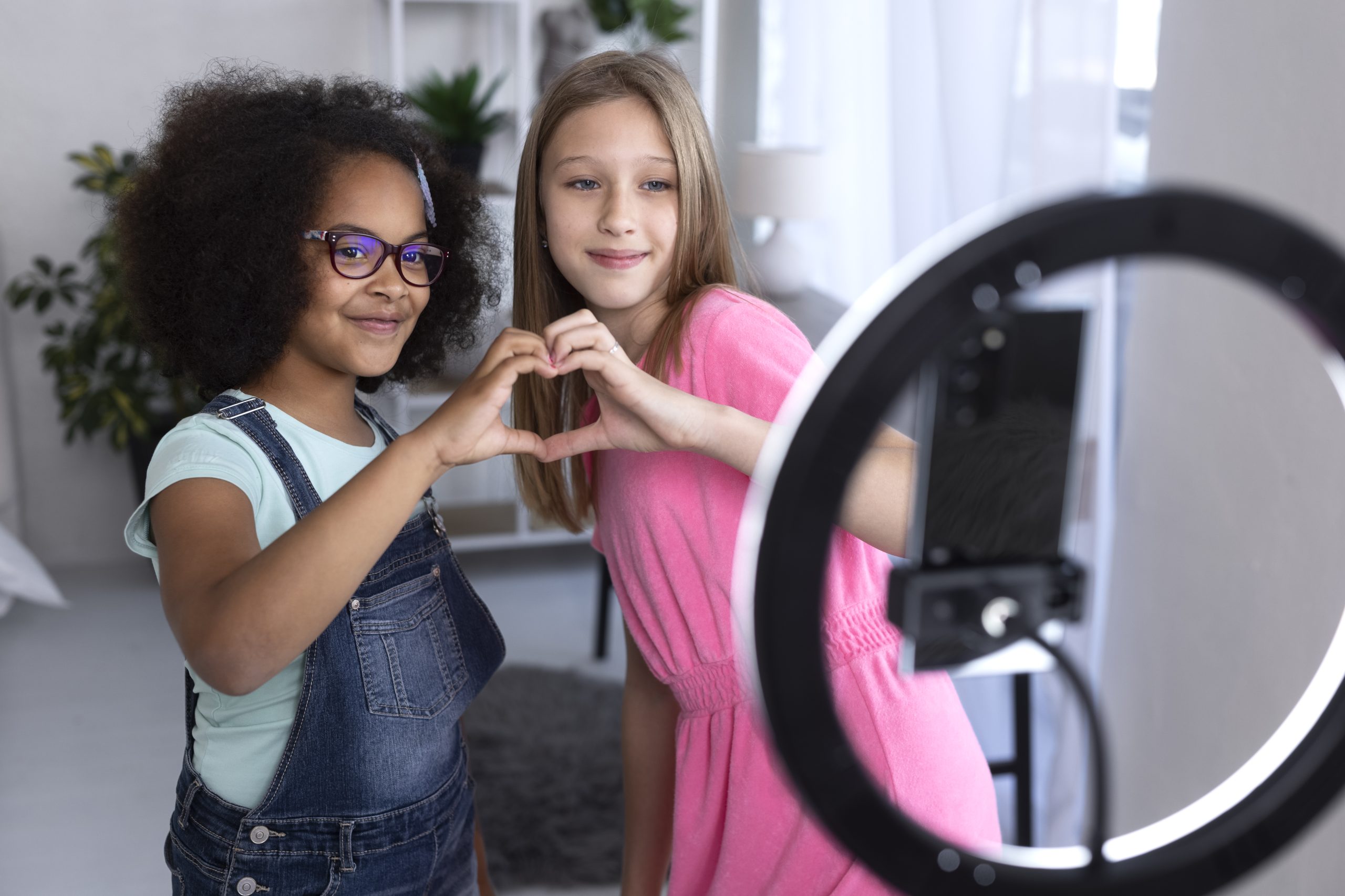 Influencers από το... δημοτικό: Μαθήτριες κάτω των 10 ετών ανεβάζουν βίντεο ομορφιάς πριν το σχολείο