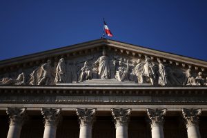 Γαλλία: Αντιμέτωπη με δύο προτάσεις μομφής βρίσκεται σήμερα η κυβέρνηση