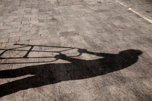 Λαμία: Θύμα άγριας επίθεσης από τον γιο της έπεσε 80χρονη – Νόμισε ότι πείραξε τον σκύλο του