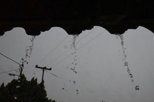 Γιατί η πρώτη κακοκαιρία του φθινοπώρου «αστόχησε» – 50 τόνοι βροχής στη θάλασσα, προσοχή έως το βράδυ συστήνουν οι μετεωρολόγοι