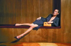 «Whispers of Amber» και διαχρονική κομψότητα – Η στενή φιλία Κλάουντια – Μαριάννας