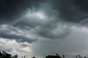 Καιρός: Φθινοπωρινό σκηνικό στα νησιά με βροχές και καταιγίδες – Βελτίωση από το απόγευμα