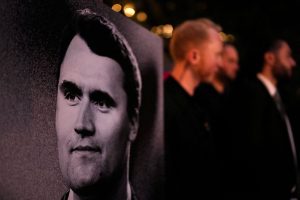 Τσάρλι Κερκ: Ο κατηγορούμενος για τη δολοφονία Τάιλερ Ρόμπινσον «συγκατοικούσε με τρανσέξουαλ σύντροφο»