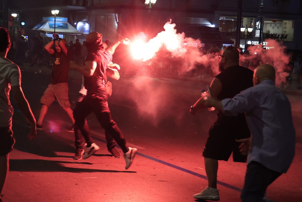 Επεισόδια με μολότοφ στο Σύνταγμα μετά τη συγκέντρωση για τα Τέμπη