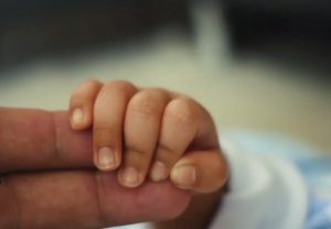 Σοκ στην Κρήτη: Αιφνίδιος θάνατος κοριτσιού 2 ετών – «Έσβησε» στην αγκαλιά της μητέρας του