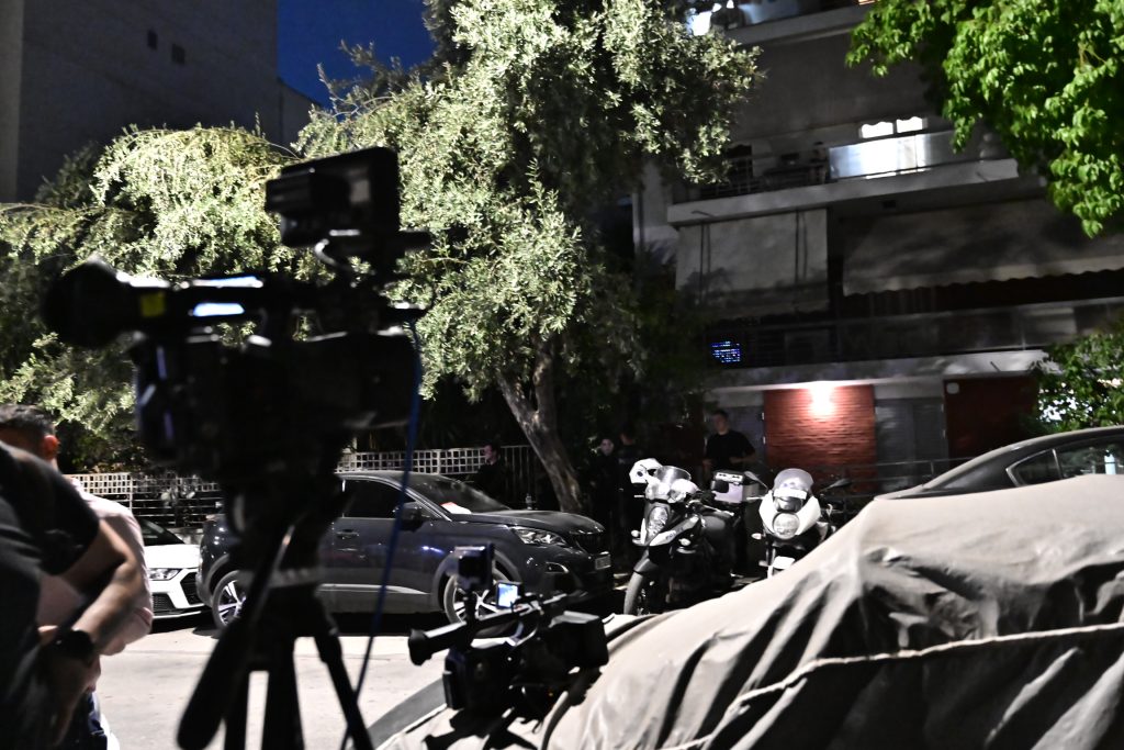 Θρίλερ στον Νέο Κόσμο: Δύο νεκροί σε αποσύνθεση εντοπίστηκαν σε διαμέρισμα – Δίπλα τους βρέθηκε καραμπίνα