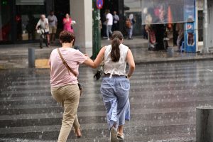 Κακοκαιρία: «Σπασμένη Γραμμή Λαίλαπας» σχηματίστηκε στα δυτικά της χώρας – Καταιγίδες και στην Αττική το απόγευμα