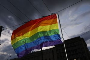 Ρόδος: Τρανς τουρίστρια καταγγέλλει άγρια τρανσφοβική επίθεση – Την έριξαν και της έσπασαν δόντι