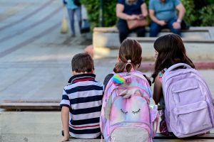 Παιδιά κατώτερης τάξης το 2026 στην Ελλάδα – Πώς η κοινωνική προέλευση τα κυνηγά εφ’ όρου ζωής