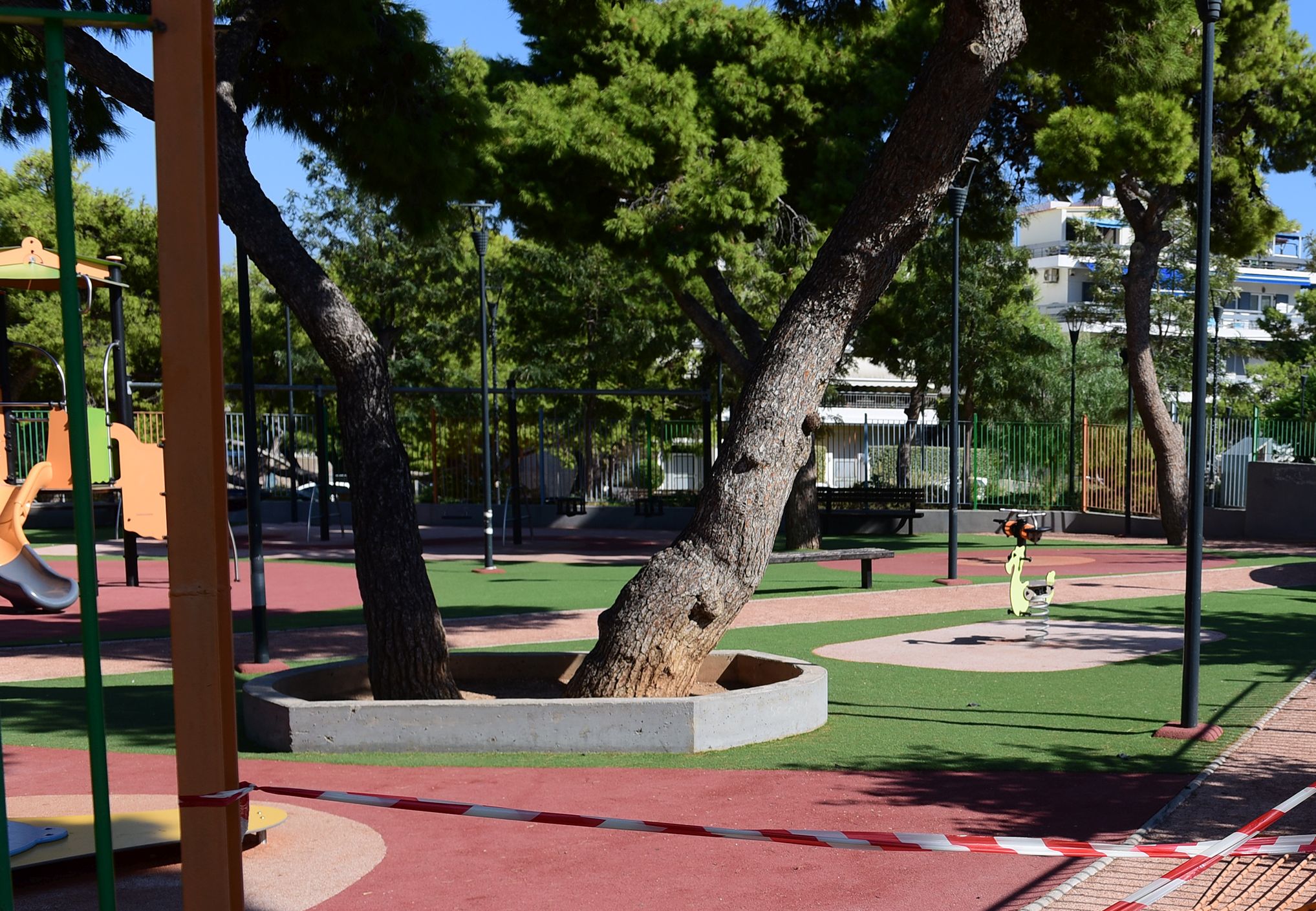 Σοκαριστικό περιστατικό στην Αρτέμιδα: 9χρονης έπαθε ηλεκτροπληξία από γυμνά καλώδια μέσα σε παιδική χαρά