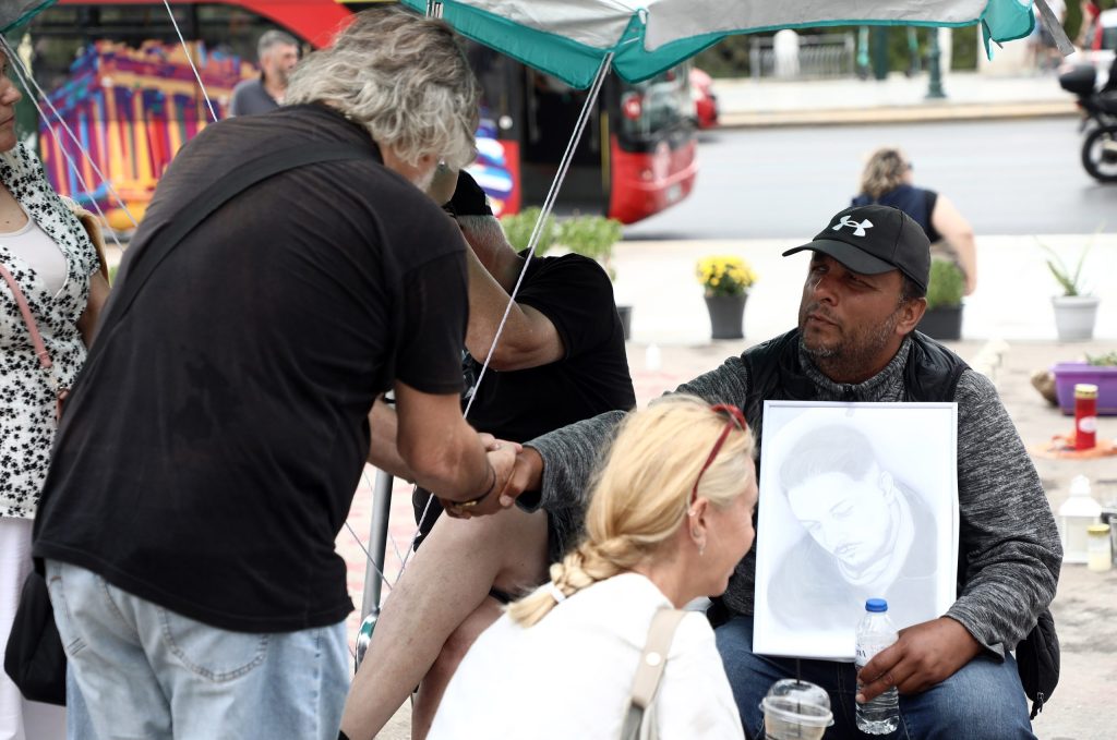 Βρίζοντας τους θεσμούς