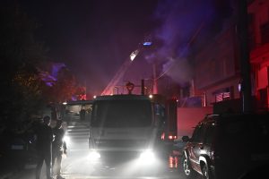 Υπό έλεγχο η φωτιά σε επιχείρηση στο Περιστέρι – Στο νοσοκομείο ένας άνθρωπος με αναπνευστικά προβλήματα