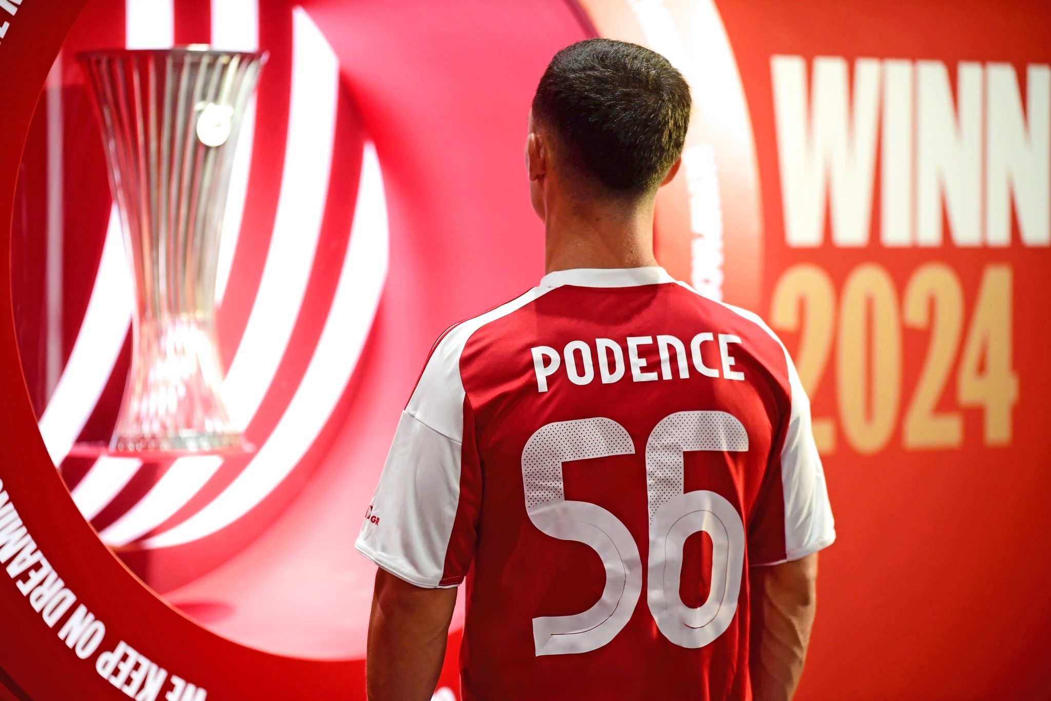 Ο Ποντένσε στο Μουσείο του Ολυμπιακού ντυμένος στα «ερυθρόλευκα»