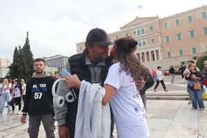 Συγκινητικές στιγμές στο Σύνταγμα – Δρομείς χαιρετούν τον απεργό πείνας Πάνο Ρούτσι