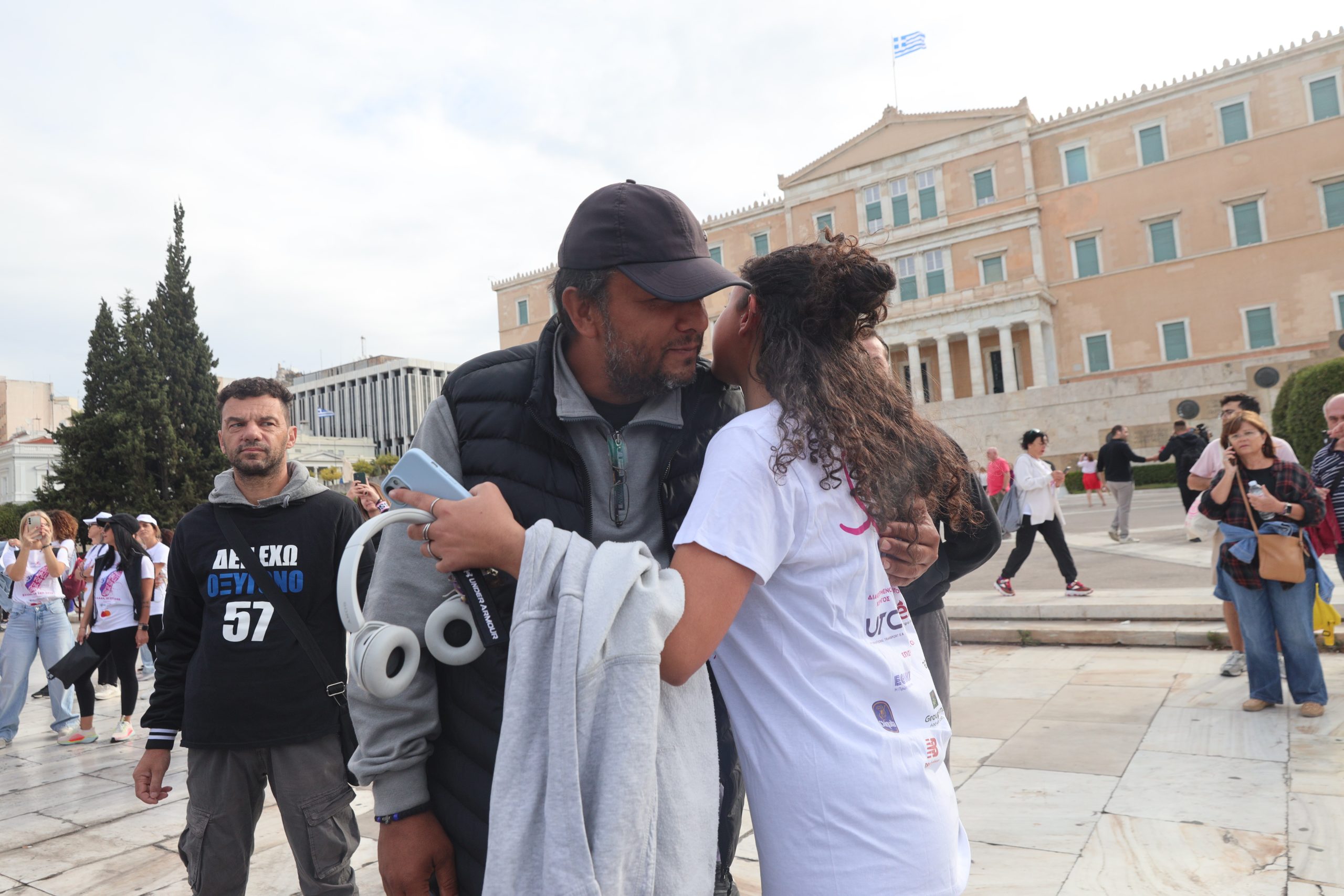 Συγκινητικές στιγμές στο Σύνταγμα - Δρομείς χαιρετούν τον απεργό πείνας Πάνο Ρούτσι