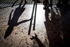 Ίλιον: Επεισόδιο μεταξύ ανηλίκων έξω από γυμνάσιο – Τραυματίστηκε 13χρονη μαθήτρια στο πρόσωπο