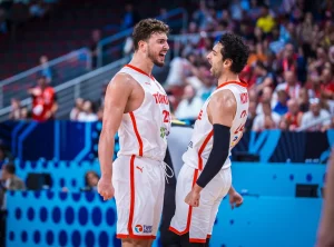 EuroBasket: «Μυθικός» Σενγκούν με triple-double – Άφησε πίσω του τον Ντόνσιτς