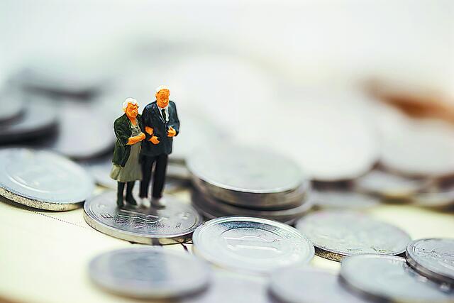 Συνταξιούχοι πάνω σε κέρματα