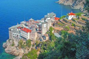 Τουριστικό σκάφος προσέκρουσε σε βράχο στο Άγιο Όρος