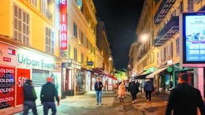 Σκοτεινά μυστήρια και κοινωνικά αδιέξοδα στη Νίκαια της Γαλλίας –  Η συγγραφέας που πλέκει σκληρές δολοφονίες