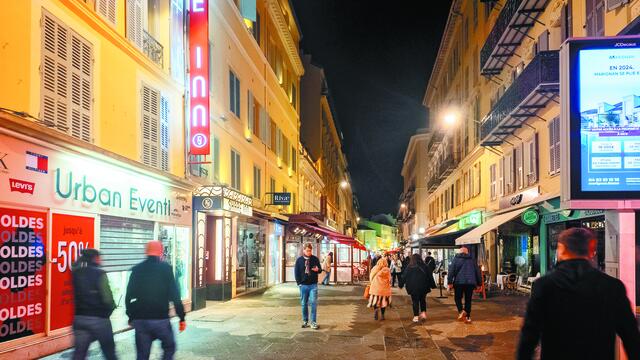 Σκοτεινά μυστήρια και κοινωνικά αδιέξοδα στη Νίκαια της Γαλλίας –  Η συγγραφέας που πλέκει σκληρές δολοφονίες