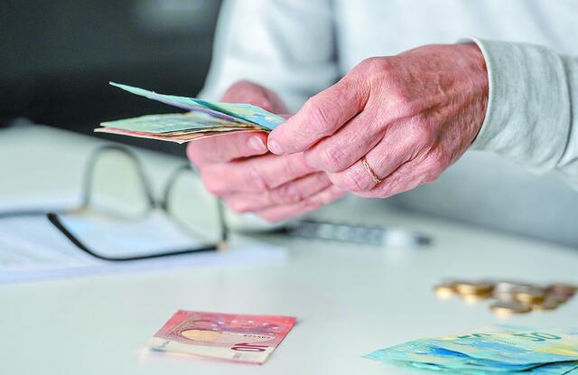 Χέρια συνταξιούχου με χρήματα