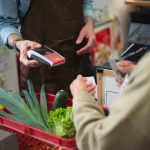 Τρόφιμα από «χρυσό»: Οι πρώτες ύλες πέφτουν, οι τιμές στην Ελλάδα ανεβαίνουν