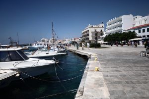 Τήνος: Χτύπησε το 4χρονο παιδί του στο λιμάνι και συνελήφθη