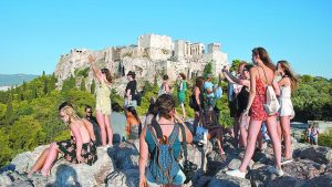 Ο ελληνικός τουρισμός «καίει» τα ρεκόρ του 2025 – Ανακαλύψτε γιατί όλοι ταξιδεύουν εδώ