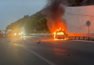 Θεσσαλονίκη: Αυτοκίνητο έπεσε σε κολόνα και τυλίχθηκε στις φλόγες – Σώα η οδηγός