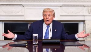 Τραμπ: «Ευτυχισμένα Χριστούγεννα σε όλους, συμπεριλαμβανομένων των αποβρασμάτων της ριζοσπαστικής αριστεράς»